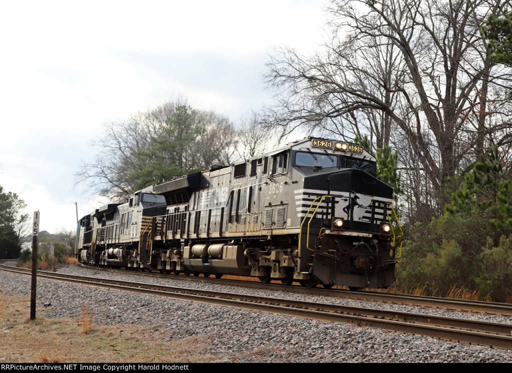 NS 3626 leads train 64D northbound